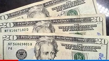 Ministro: “hay un mercado ilegal de compra de dólares a 70, 75 pesos en Cuba que gravita sobre los precios”