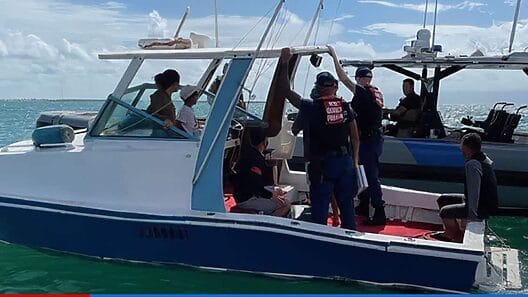 Guardia Costera de de Estados Unidos suspende búsqueda de cubanos que salieron en tabla de surf