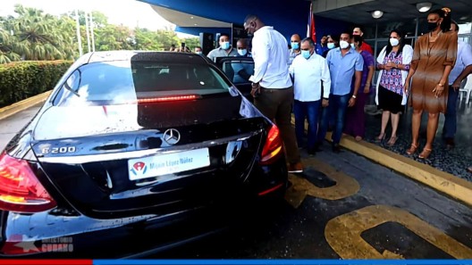 Entregan autos Mercedes-Benz a atletas destacados en Cuba