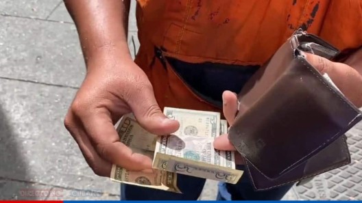 Gobierno cubano advierte que vender divisas en el mercado negro es una ilegalidad y lleva «castigo»