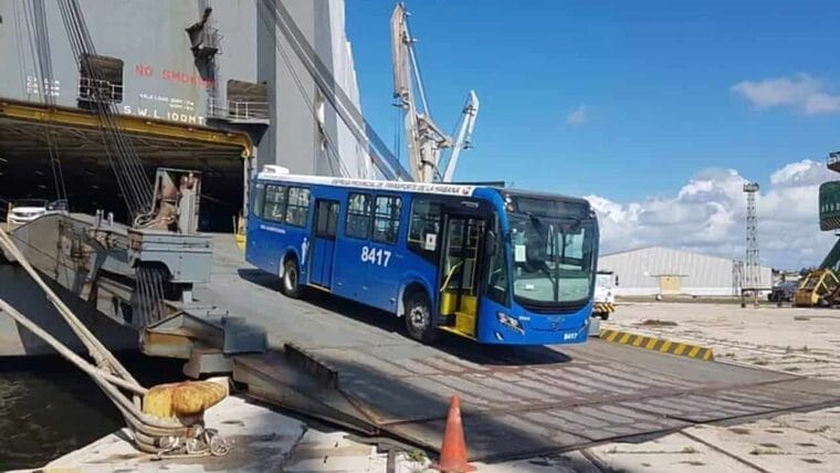 Ómnibus japoneses ya circulan en La Habana