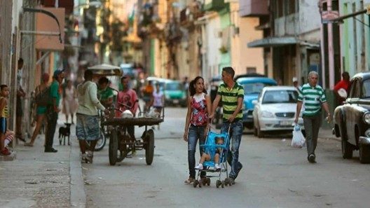 Los padres residentes fuera de Cuba deberán atender la alimentación de sus hijos, según nuevo Código de las Familias