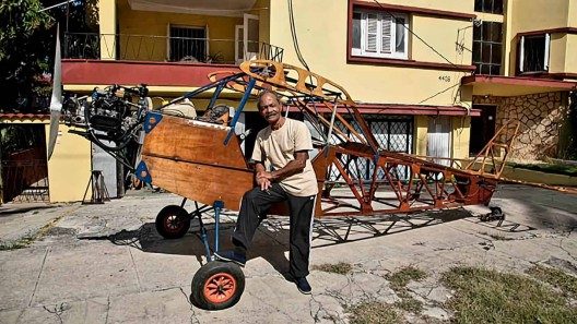 Crea un avión en Cuba y espera por autorización para volar (+ fotos)