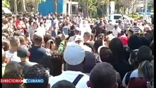 Cientos de cubanos exigen frente a Embajada que Costa Rica rectifique política de visados