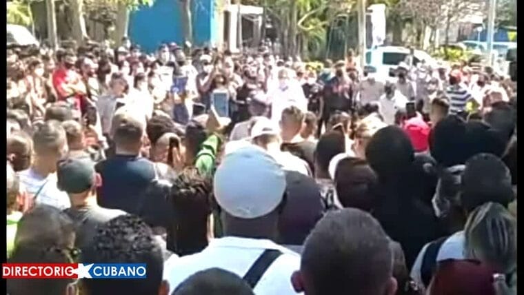 Cientos de cubanos exigen frente a Embajada que Costa Rica rectifique política de visados