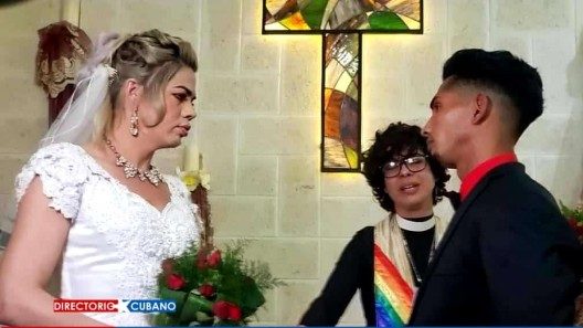 Iglesia en Cuba une en matrimonio a una joven transexual y su novio