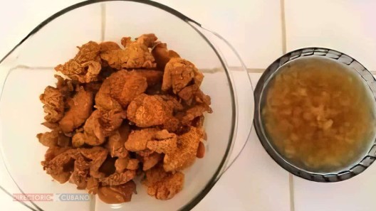 Pollo con polvo de maíz seco y salsa agridulce de piña