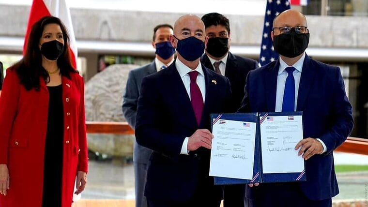 Estados Unidos pacta con Costa Rica un acuerdo migratorio para detener la crisis actual