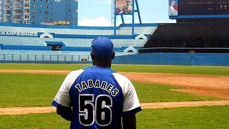 Ex pelotero cubano Carlos Tabares se queda en Miami