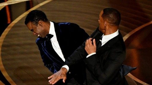 Will Smith se roba el show con bofetada a presentador de los Premios Oscar
