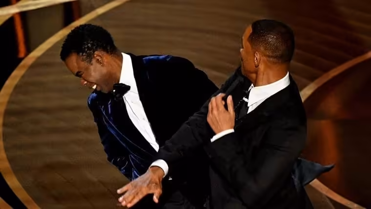 Will Smith se roba el show con bofetada a presentador de los Premios Oscar