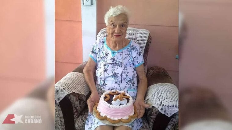 Luis Silva celebra el cumpleaños de “Evarista”, la “más joven” de Vivir del Cuento