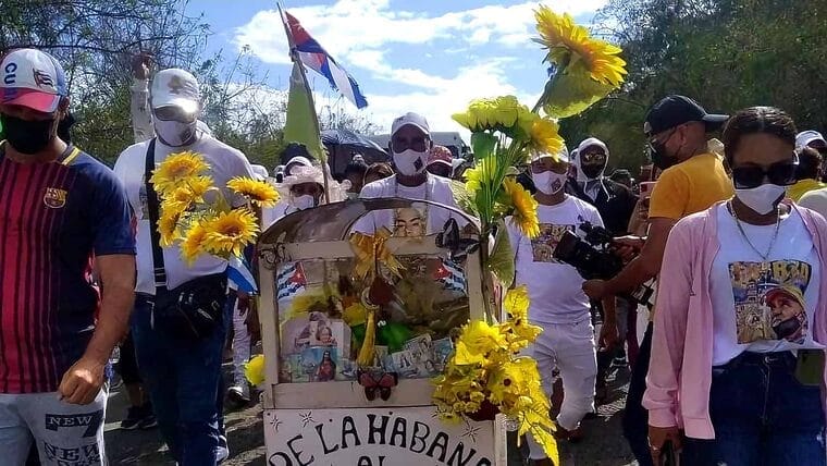 Así cumplió su promesa a la Virgen de la Caridad un padre cubano (+Video)