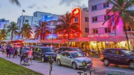 Cierran restaurantes en Miami por plagas de cucarachas