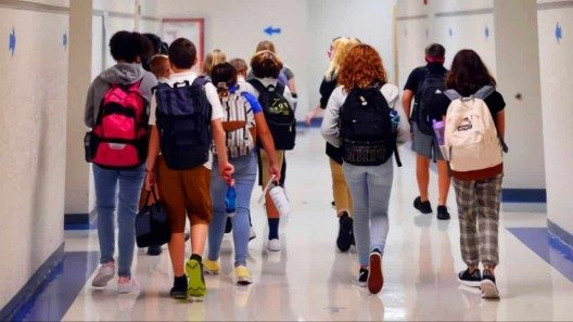 Aprueba Florida polémica ley que prohíbe hablar sobre orientación sexual a los maestros
