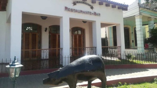 Separan a trabajadores de El Cochinito: limpiaban mesas con la frazada del piso