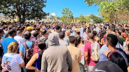 Cubanos piden a Embajada de Panamá que “libere marzo”. Desde mañana exigen visa de tránsito