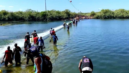 Un cubano salva la vida de una mujer y su pequeña hija al cruzar el río Bravo