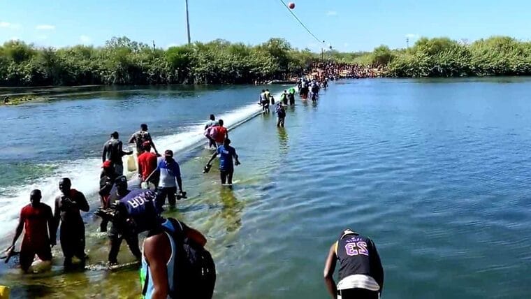 Un cubano salva la vida de una mujer y su pequeña hija al cruzar el río Bravo