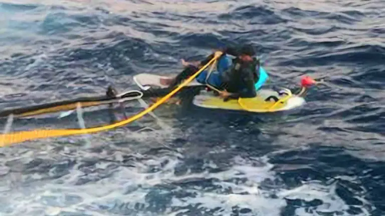 In der Florida-Straße geretteter kubanischer Windsurfer | Bildquelle: https://www.local10.com/news/local/2022/03/24/coast-guard-rescues-cuban-migrant-on-windsurf-board/ © USCG | Bilder sind in der Regel urheberrechtlich geschützt