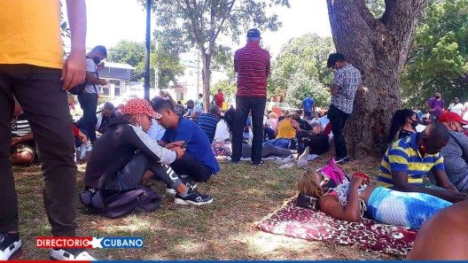 “Nos tienen tirados aquí como perros”, denuncian cubanos en las afueras de la Embajada de Panamá en La Habana