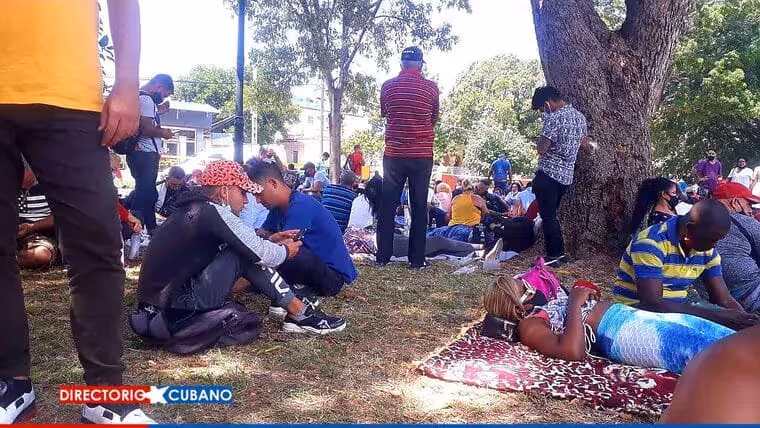 “Nos tienen tirados aquí como perros”, denuncian cubanos en las afueras de la Embajada de Panamá en La Habana