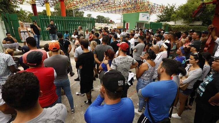 “Estamos cansados”, dicen cubanos a la caza de visados, en tránsito a Nicaragua