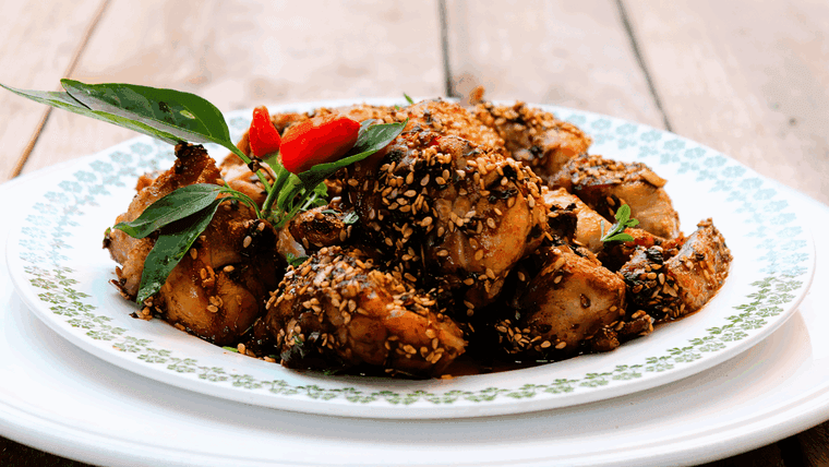 Pollo frito con miel y sésamo, y pasta con salsa de aguacate y espinacas