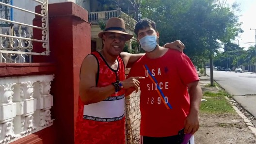 Víctor Mesa regresó a Cuba: el ex pelotero cubano es captado en su casa habanera