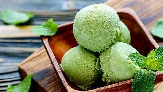 Helado de yerba buena con salsa de naranja