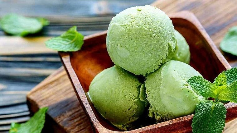 Helado de yerba buena con salsa de naranja
