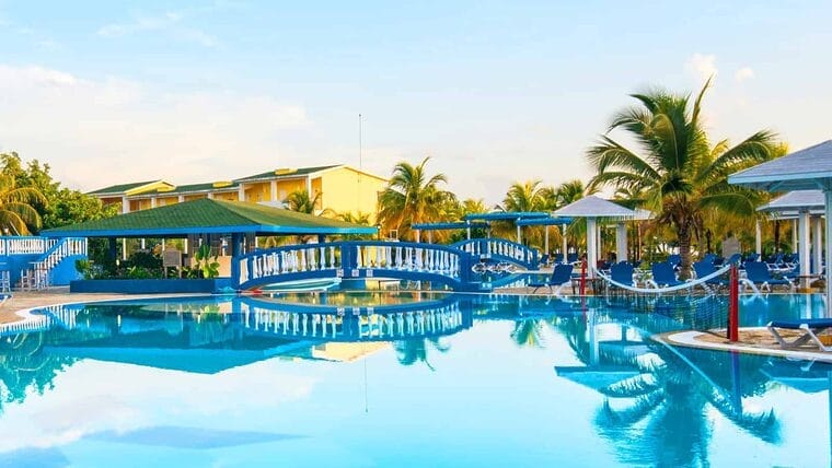 Temporada alta de turismo en Cuba: problemas con el transporte de trabajadores y suministros a hoteles