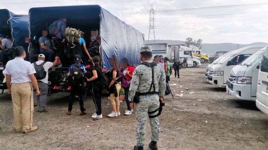 Escondidos en tráileres y camionetas: así encontraron a más de 120 cubanos en México