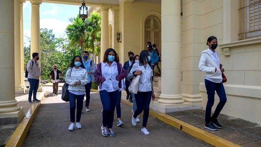 Informan sobre pago adicional para profesionales de la Salud en Cuba que imparten docencia