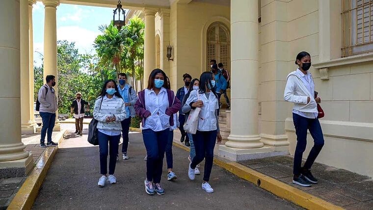Informan sobre pago adicional para profesionales de la Salud en Cuba que imparten docencia