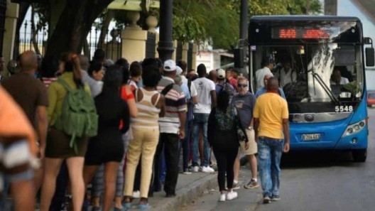 Gobierno cubano anuncia medidas para aliviar situación del transporte en La Habana