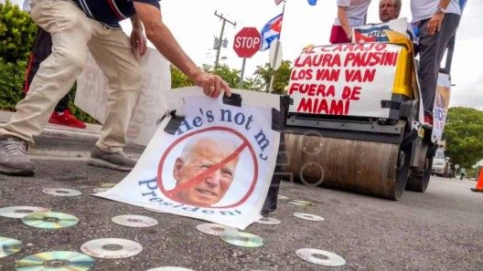 Exiliados cubanos en Miami pasan aplanadora sobre discos de Laura Pausini