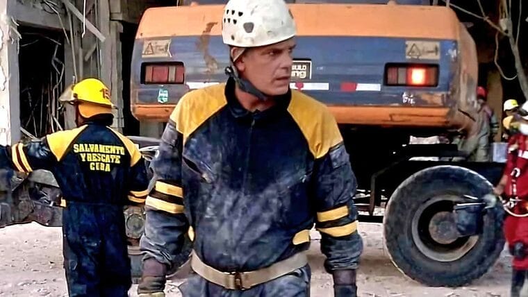 Teherán Aguilar, el actor cubano que es bombero y voluntario de rescate en Hotel Saratoga