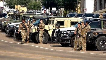 Militares de Texas se entrenan en frontera para detener “llegada masiva de migrantes”