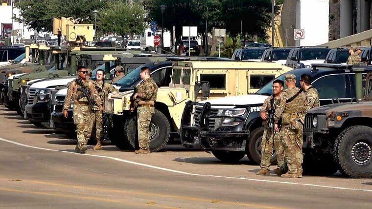 Militares de Texas se entrenan en frontera para detener “llegada masiva de migrantes”
