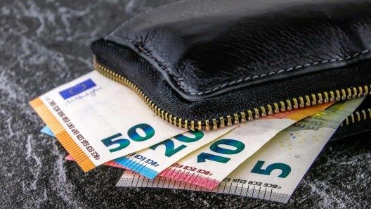 Encuentra casi 14 mil euros y los entrega a la Policía