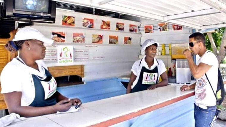 El gobierno cubano entregará al sector privado 300 establecimientos comerciales