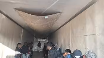 Autoridades migratorias encuentran a cubanos escondidos en un tráiler en México