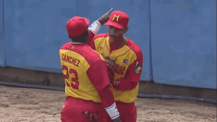 Lanza pelota a un aficionado en los play-off de la 61 Serie: ahora pide “piedad” al INDER