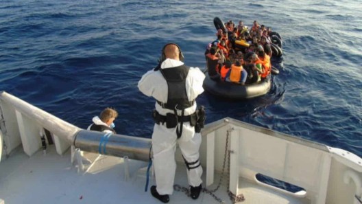 Entregan migrantes cubanos a autoridades de Bahamas tras ser rescatados