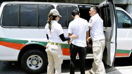 Cubanos piden “mejor trato” de Migración en México