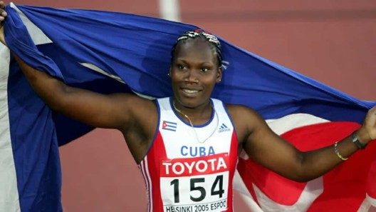 La campeona olímpica Osleidys Menéndez abandona Cuba y llega a Estados Unidos