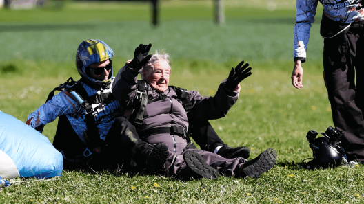 Anciana de 103 años se lanza en paracaídas y establece récord mundial