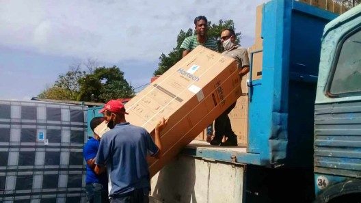 Naciones Unidas dona refrigeradores y ventiladores a perjudicados por explosión en Hotel Saratoga