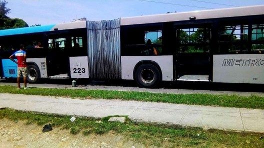 Chofer de guagua en La Habana amenaza a un pasajero con un machete